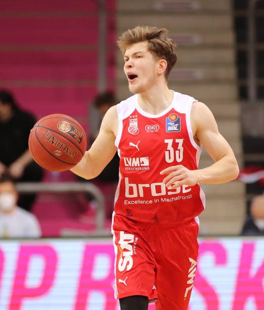 季在防守端 季在防守端